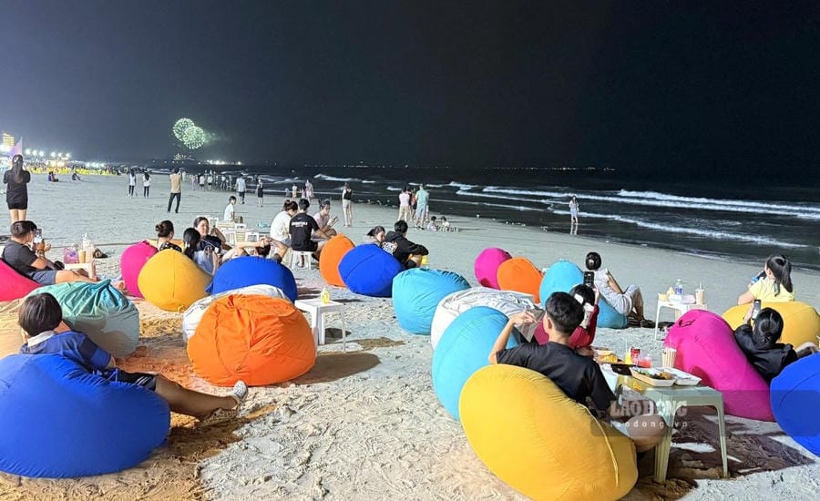 Tourists experience resting on the beach, watching fireworks at night in Bai Sau. Photo: Thanh An