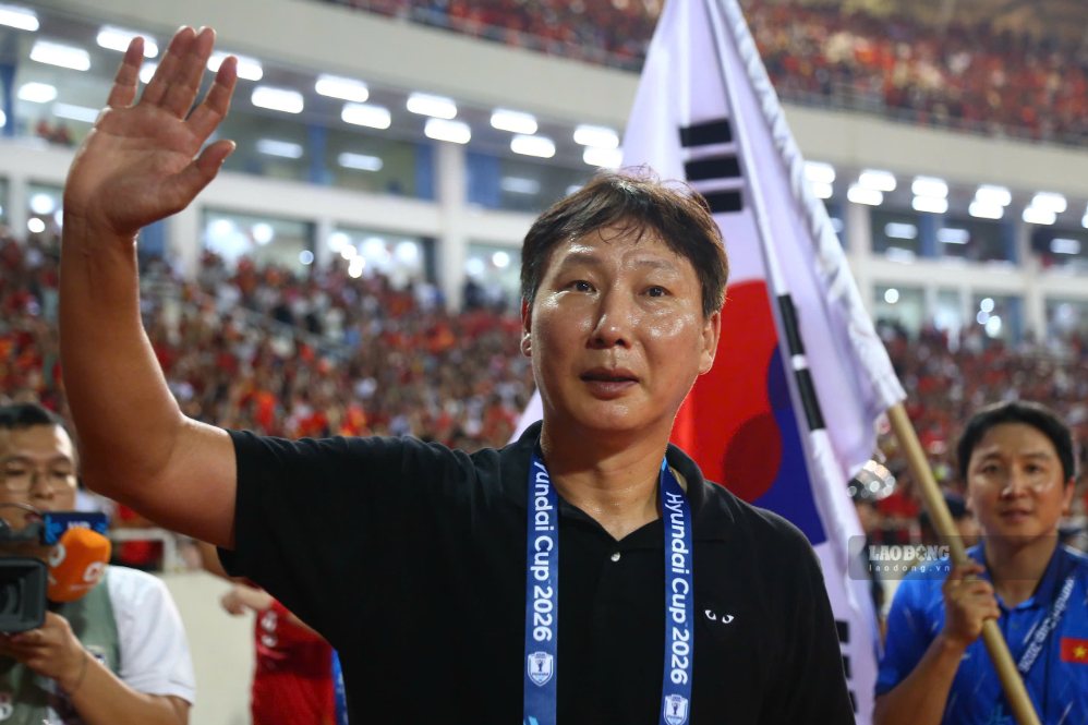 ASEANカップ2026優勝後、オンラインで交流するキム・サンシク監督。写真:タイン・ヴー