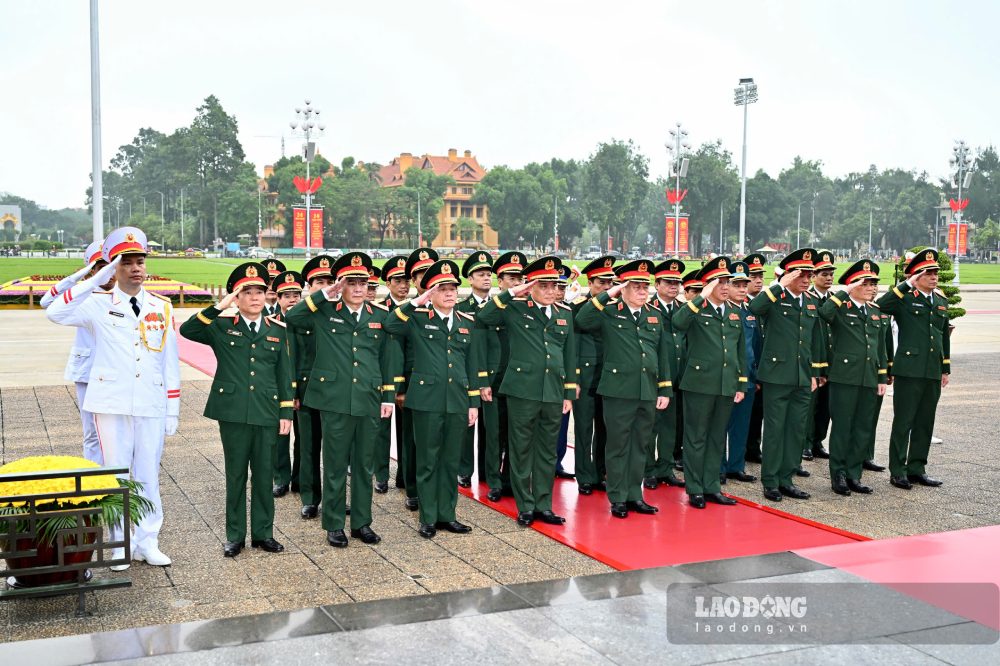 Đoàn đại biểu Quân ủy Trung ương - Bộ Quốc phòng tưởng nhớ Chủ tịch Hồ Chí Minh. Ảnh: Hải Nguyễn