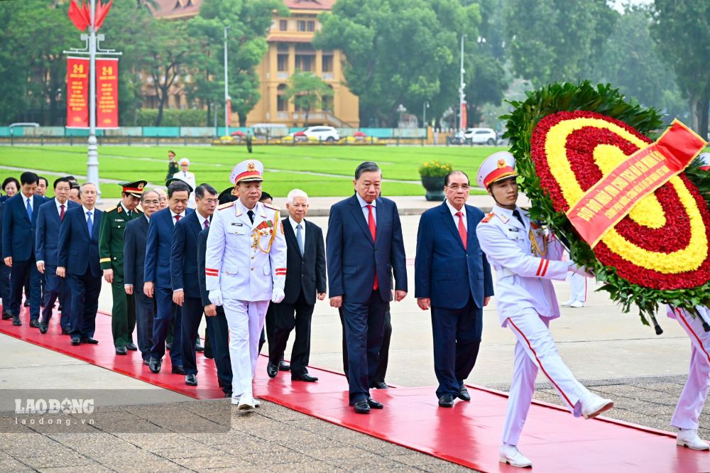 Các lãnh đạo, nguyên lãnh đạo Đảng, Nhà nước đặt vòng hoa và vào Lăng viếng Chủ tịch Hồ Chí Minh. Ảnh: Hải Nguyễn