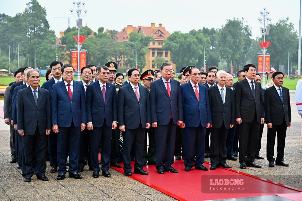 Leaders and former leaders of the Party and State commemorate President Ho Chi Minh. Photo: Hai Nguyen