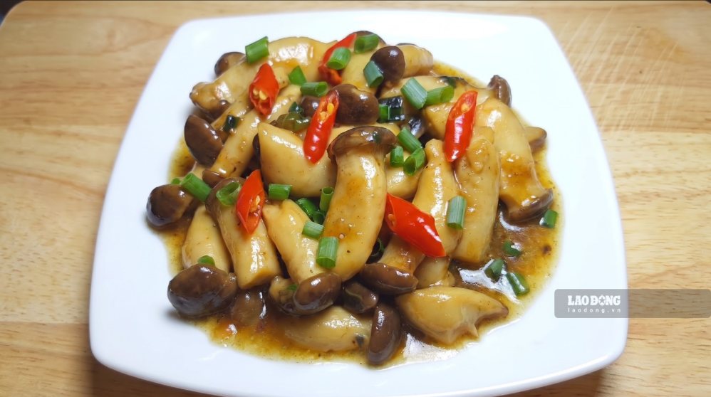 How to make simple braised chicken thigh mushrooms with pepper, suitable for enjoying on rainy days. Photo: Tuan Dat