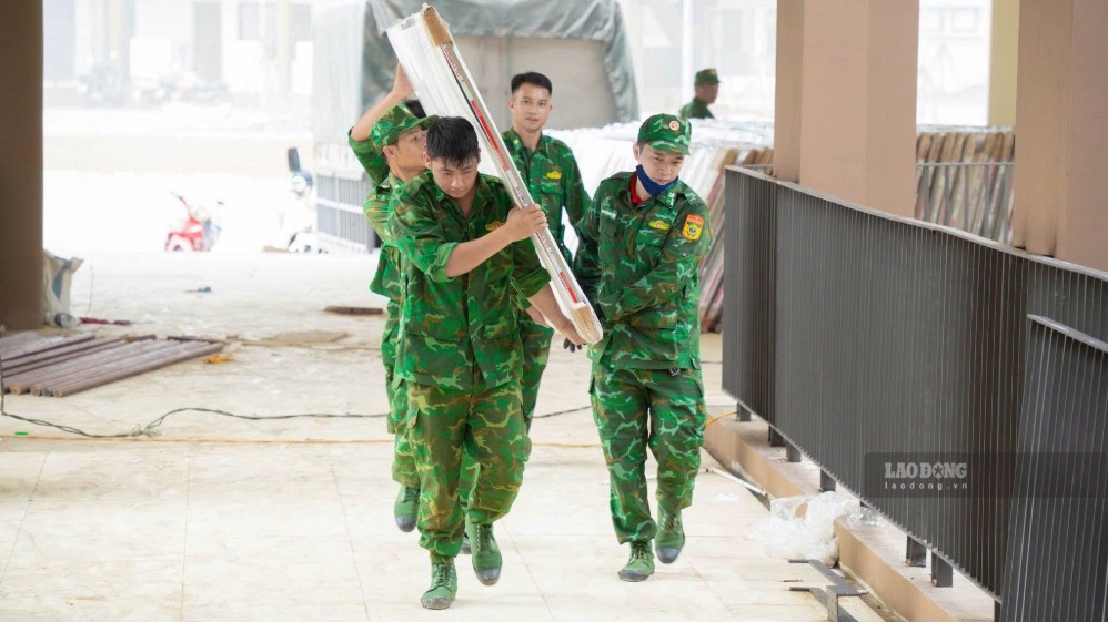 Các lực lượng được huy động để dọn dẹp, sắp xếp trang thiết bị trường lớp kịp đón năm học mới.