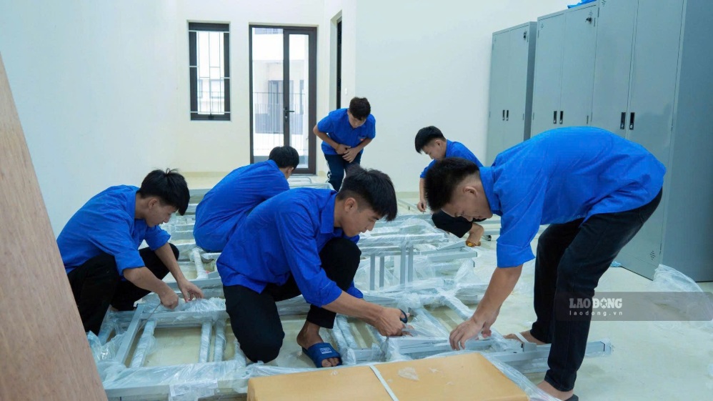 Các đoàn viên thanh niên tham gia hỗ trợ dọn dẹp vệ sinh, trang trí lớp học.