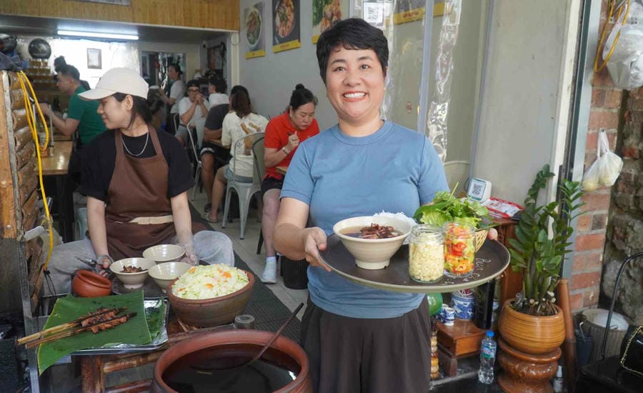 Suất bún chả nướng trên than hoa thơm nức, hấp dẫn thực khách từ cái nhìn đầu tiên. Ảnh: Minh Vũ