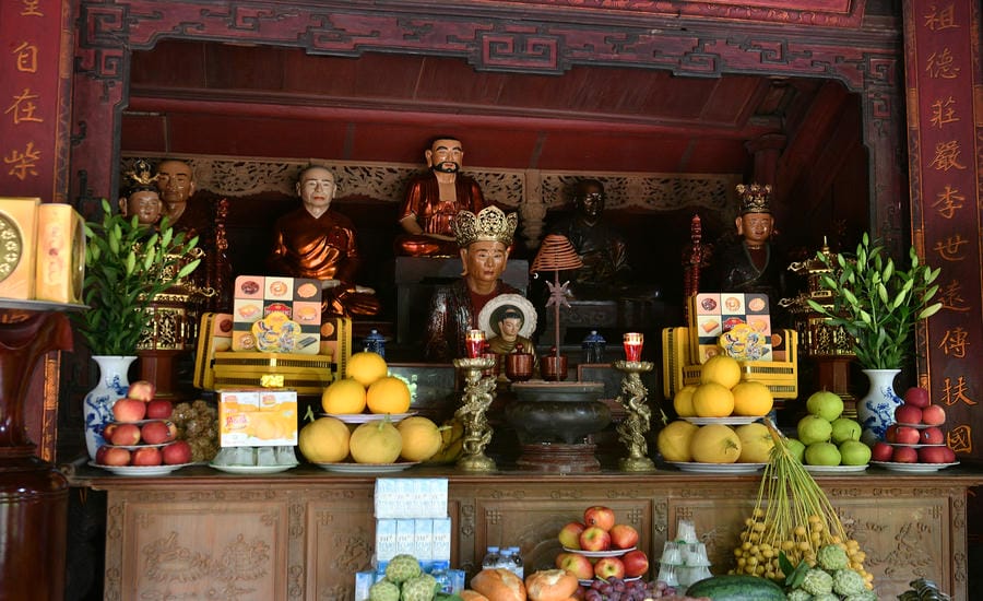 Không gian thờ tự với những pho tượng mang nhiều sắc thái biểu cảm, nổi bật trên nền gỗ sẫm màu và sắc son trầm mặc.