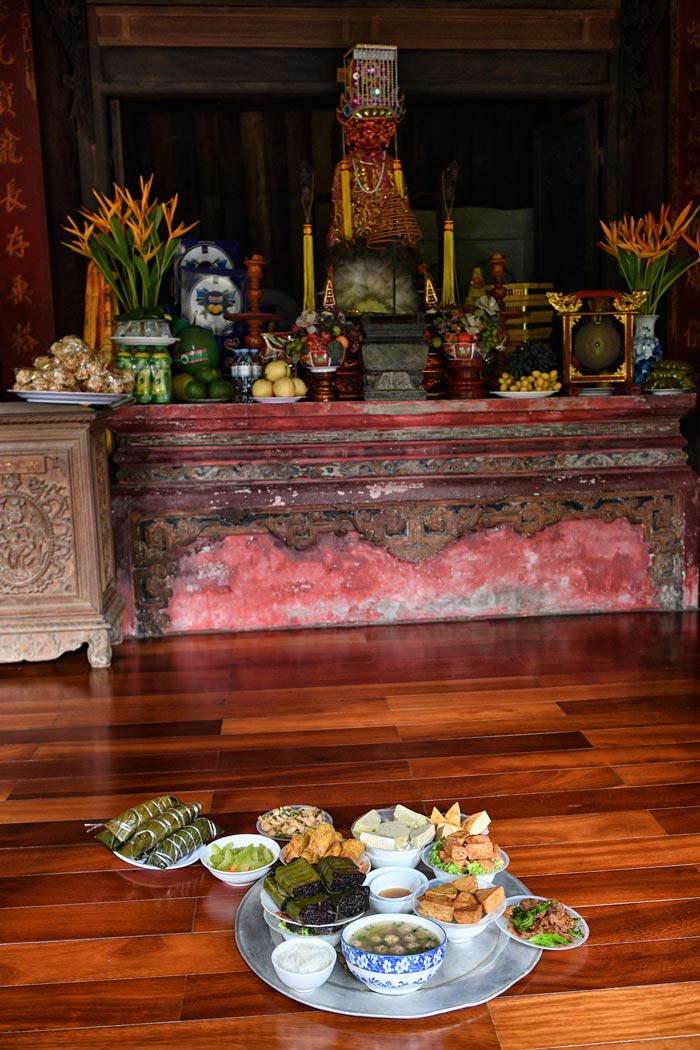 Không gian thờ tự với những pho tượng mang nhiều sắc thái biểu cảm, nổi bật trên nền gỗ sẫm màu và sắc son trầm mặc.
