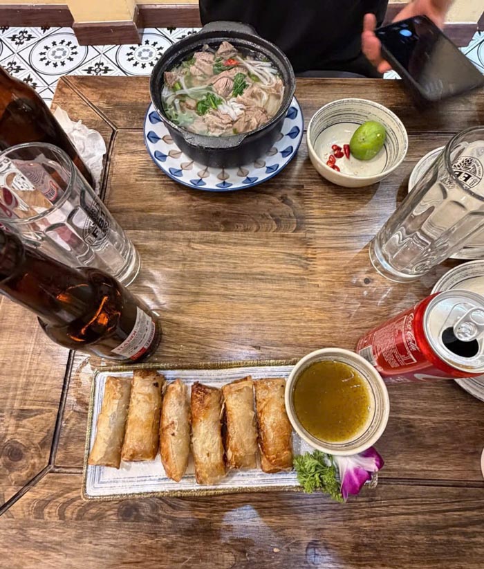 Bát phở bò để lại ấn tượng khó quên với du khách Úc trong lần đầu thưởng thức ẩm thực Việt Nam. Ảnh: Nhân vật cung cấp