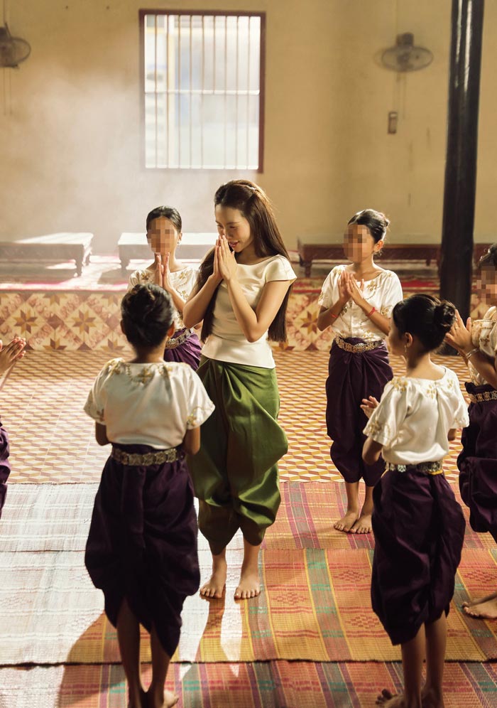 Phương Mỹ Chi tái hiện nét đẹp của người Khmer trong MV “Thiên đường với người thương”. Ảnh: Nhân vật cung cấp