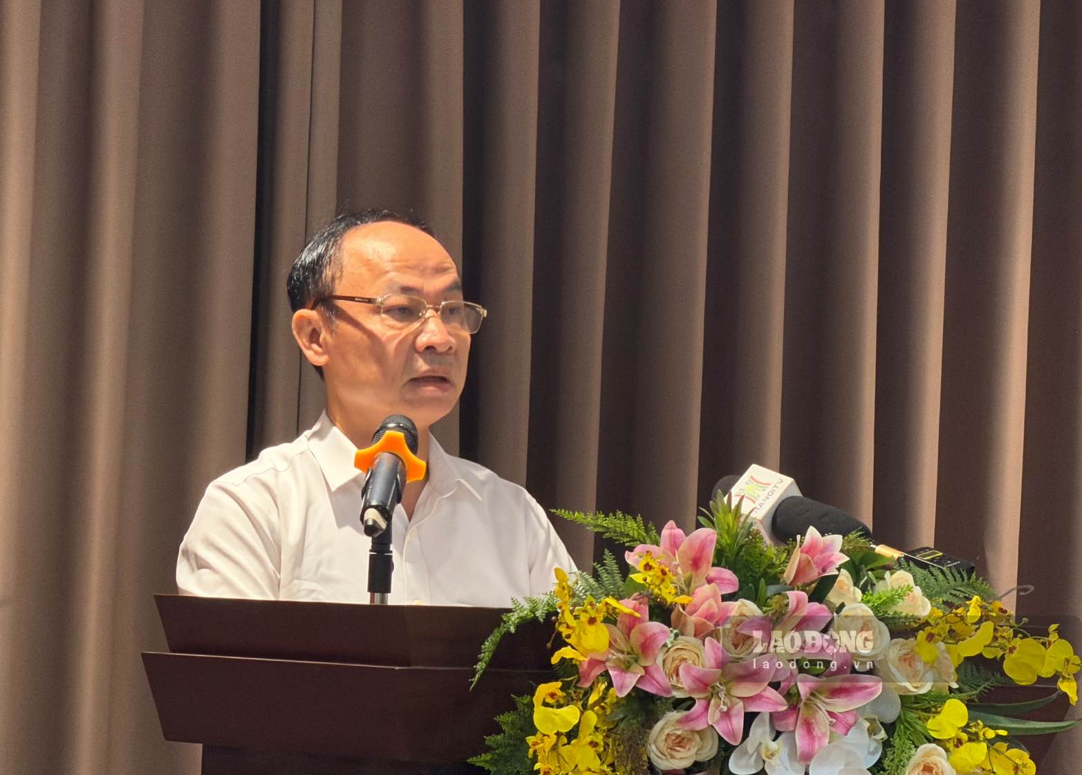 Mr. Nguyen Quang Tuan - Deputy Director of Hanoi Department of Education and Training informs about the enrollment plan for 10th grade public schools. Photo: Hoai Anh