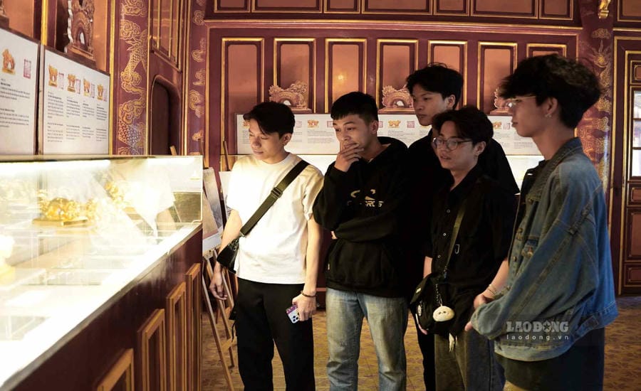 Tourists visit and learn about historical documents at Ngu Phung Pagoda, thereby accessing stories associated with important milestones of the nation. Photo: Nguyen Luan
