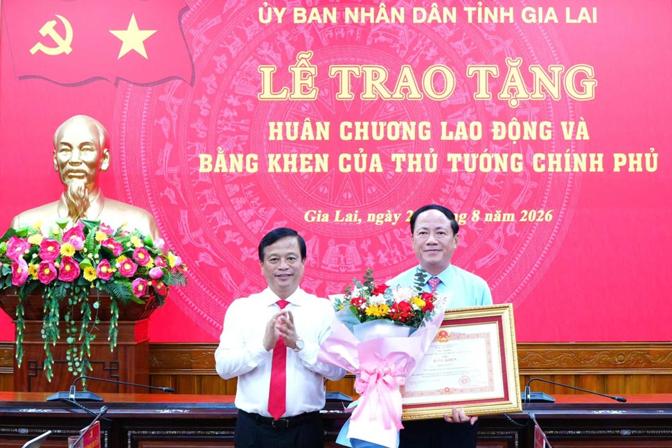 Chairman of Gia Lai Provincial People's Committee Pham Anh Tuan receives Certificate of Merit from the Prime Minister. Photo: Gia Lai Information Portal