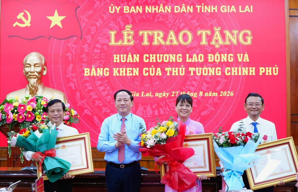 Ông Nguyễn Tuấn Thanh (trái), ông Nguyễn Tự Công Hoàng (phải) và bà Võ Thị Thu Hòa nhận Huân chương Lao động hạng Ba. Ảnh: Cổng thông tin Gia Lai