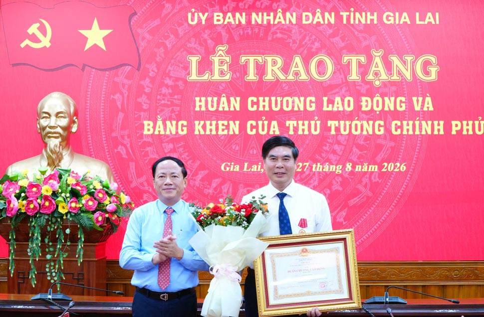 Ông Lâm Hải Giang (phải) - Phó Chủ tịch UBND tỉnh Gia Lai) - nhận Huân chương Lao động hạng Nhì. Ảnh: Cổng thông tin Gia Lai