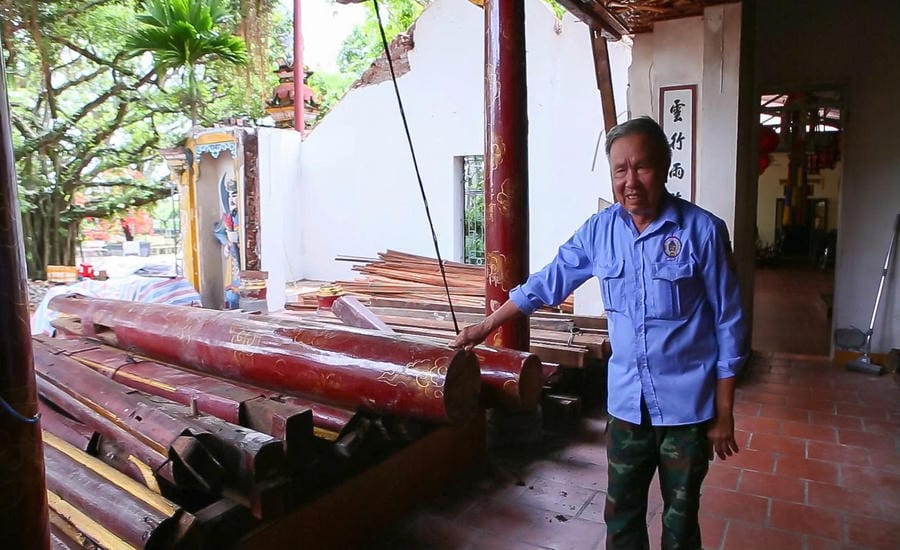 Ông Nguyễn Văn Quân - thủ nhang đền Cây Quế chỉ các hạng mục xuống cấp.  Ảnh: Lương Hà
