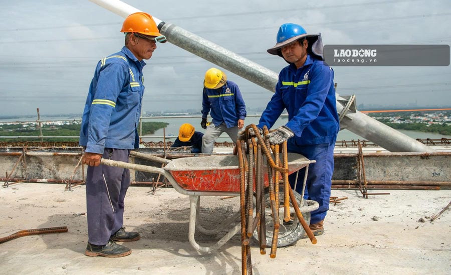 Phuoc Khanh bridge construction teams maintain continuous working hours both day and night during the National Day holiday on September 2nd to ensure the goal of completing the entire project before September 25th. Photo: Anh Tu
