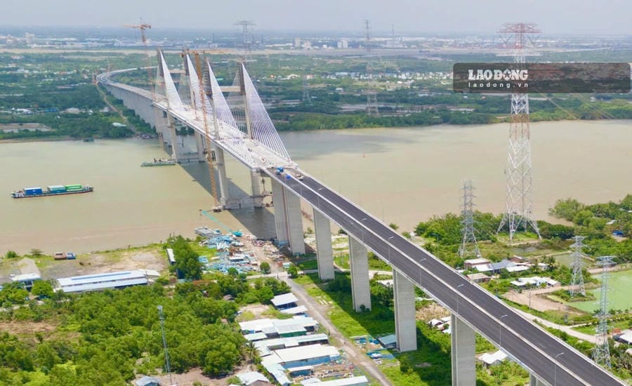 Toàn cảnh cầu Phước Khánh nối hai bờ sông Lòng Tàu đã hoàn thành hơn 90% kết cấu chính, đang bước vào giai đoạn thảm nhựa mặt cầu. Ảnh: Anh Tú