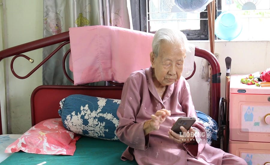 Bà Trần Thị Minh (90 tuổi, TPHCM) đã sống 8 năm tại cơ sở dưỡng lão. Ảnh: Nguyễn Ly