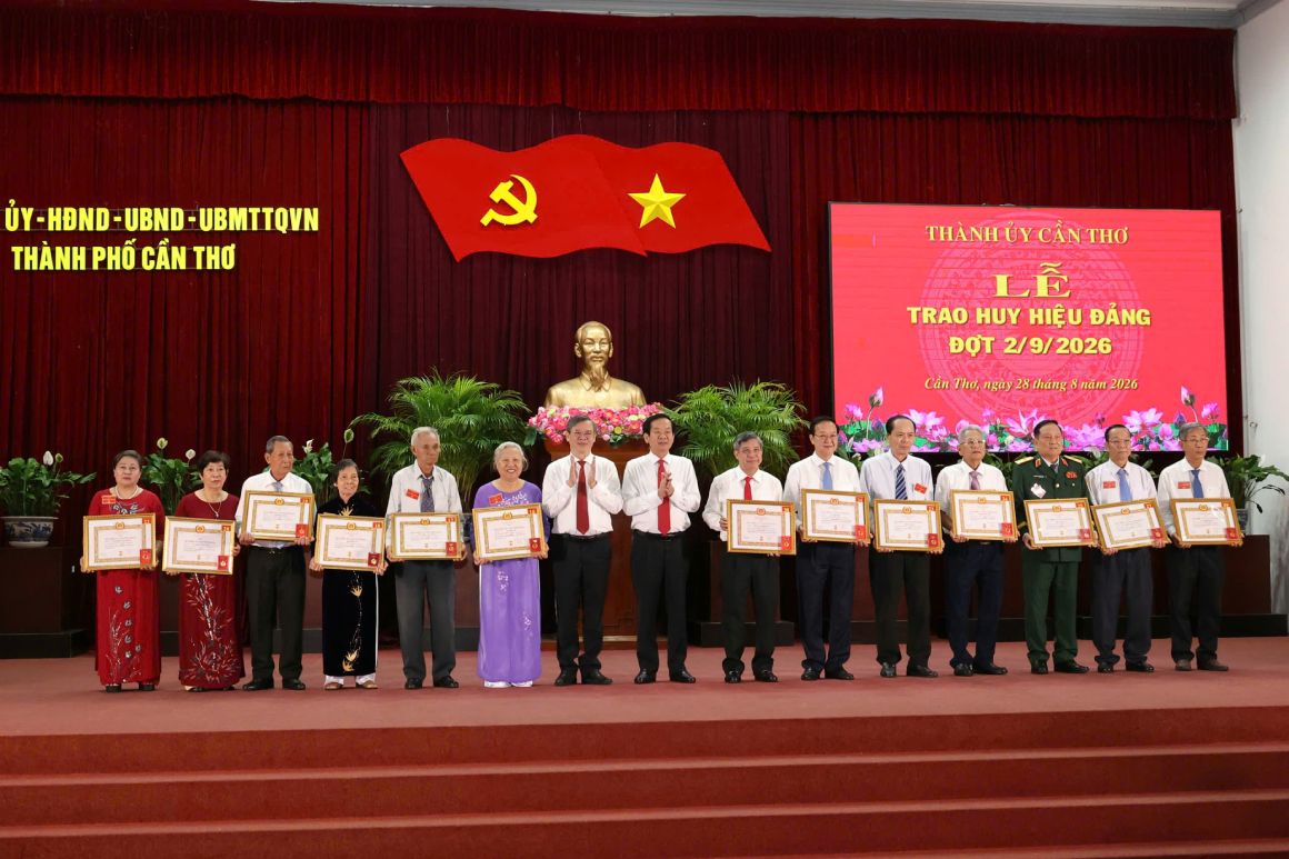 Lãnh đạo Thành ủy, UBND TP trao Huy hiệu Đảng cho các đồng chí cao niên tuổi Đảng. Ảnh: Trung Phạm