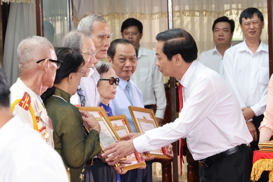 Can Tho City Party Secretary Do Thanh Binh awards Party Badges to elderly Party members. Photo: Trung Pham