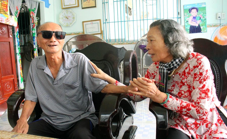 Ms. Nguyen Thi Ngoc Diep visits wounded soldier To Van Ha, photo taken on August 21, 2026 at Mr. Ha's private house. Photo: Thanh Mai