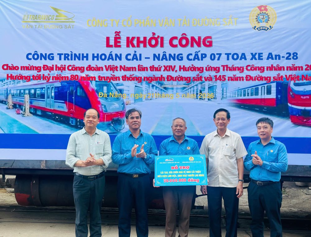 Mr. Ha Trong Thang - Chairman of the Vietnam Railway Trade Union (2nd from the left) presents support and encouragement to workers. Photo: Vietnam Railway Trade Union