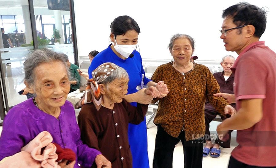Vietnam's golden population opportunity is running out, the aging population is coming faster. Photo: Ha Le