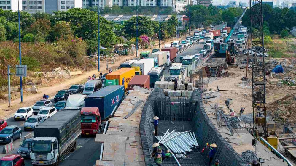 The eastern gateway of Ho Chi Minh City is one of the areas warned of traffic jam risk during the September 2nd holiday. Photo: Anh Tu