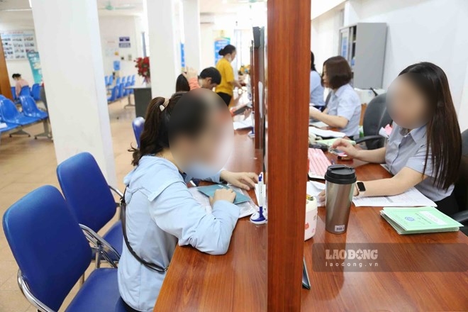 Bộ Nội vụ hướng dẫn việc xếp ngạch đối với trường hợp viên chức chuyển sang công chức. Ảnh: Hương Nha