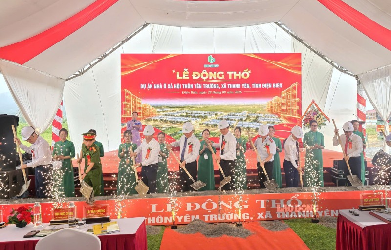 Các đại biểu thực hiện nghi thức động thổ. Ảnh: Thành An
