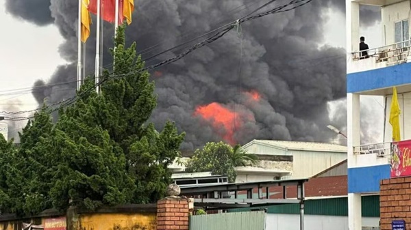 Warehouse fire in Chuong My, Hanoi. Photo: Thach Moc