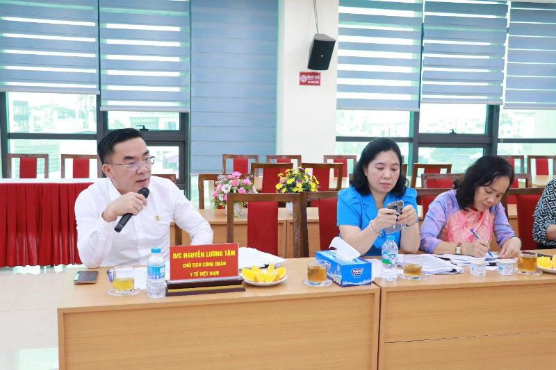 Vietnam Medical Union focuses on reviewing and scoring entries for the Online Contest to learn about Resolution 72-NQ/TW. Photo: Provided by Vietnam Medical Union.