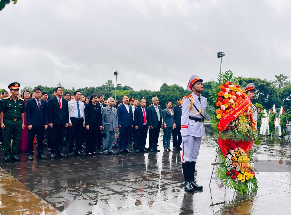 Los líderes provinciales y los delegados ofrecen flores frente al Monumento al Tío Ho con las etnias de las Tierras Altas Centrales. Foto: Phuong Dung