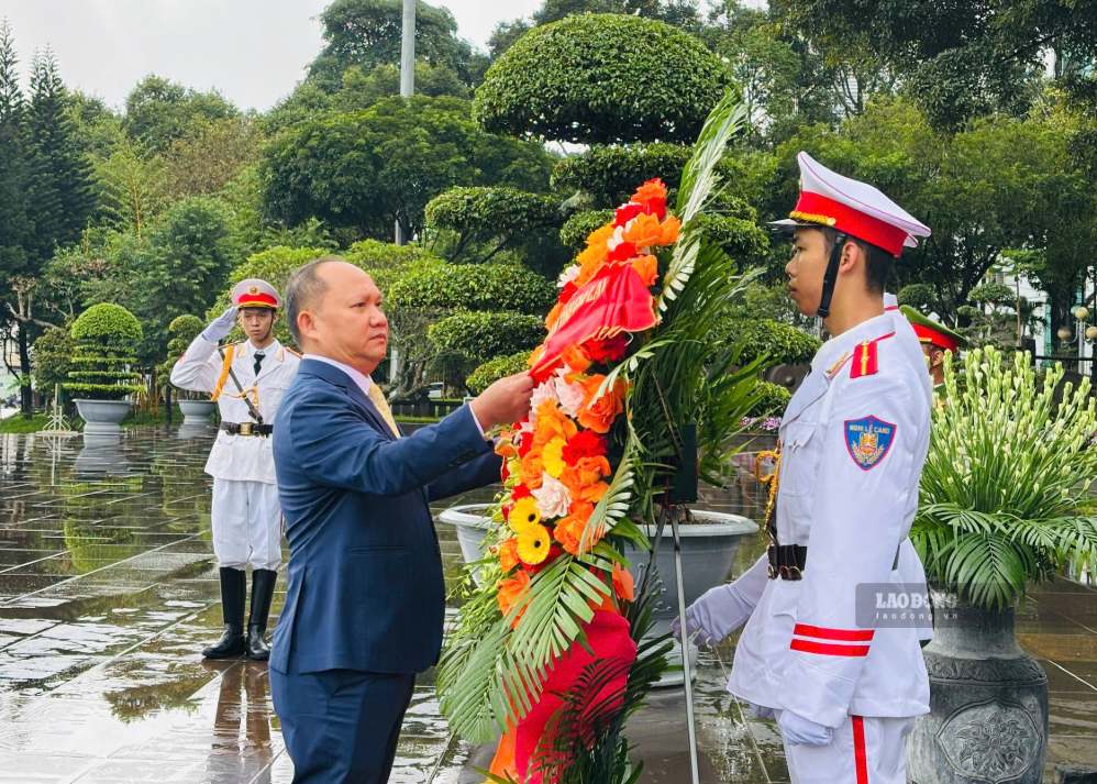 Phó Bí thư Thường trực Tỉnh ủy - Chủ tịch HĐND tỉnh Rah Lan Chung chỉnh vòng hoa, thực hiện nghi thức dâng hoa tại Tượng đài Bác Hồ với các dân tộc Tây Nguyên. Ảnh: Phương Dung 