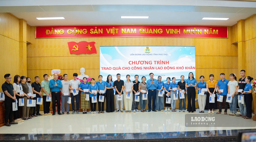 Trao quà hỗ trợ công nhân lao động có hoàn cảnh khó khăn. Ảnh: Hoàng Loan