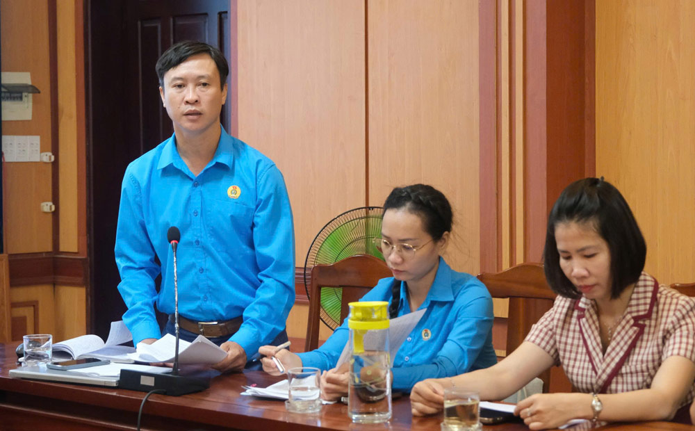 Mr. Phung Huu - Chairman of Hoi An Ward Trade Union (left) - said that establishing a grassroots trade union is only the first step. Photo: Hoi An Trade Union