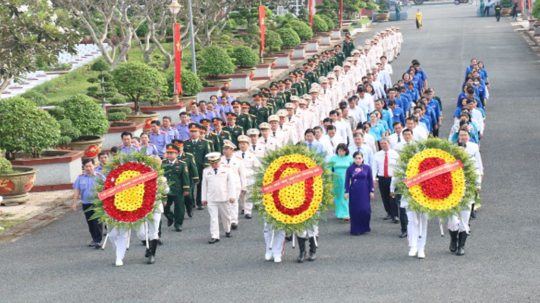 La délégation de la province de Đồng Tháp rend hommage au cimetière des martyrs, offre des fleurs et de l'encens aux héros martyrs à l'occasion de la fête nationale 2. 9. Photo: Portail d'information électronique de la province de Đồng Tháp