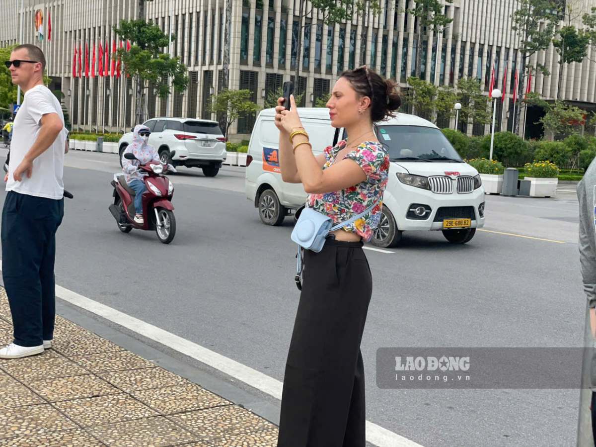 Khách quốc tế hào hứng chụp ảnh những “nàng thơ” áo dài. Ảnh: I La