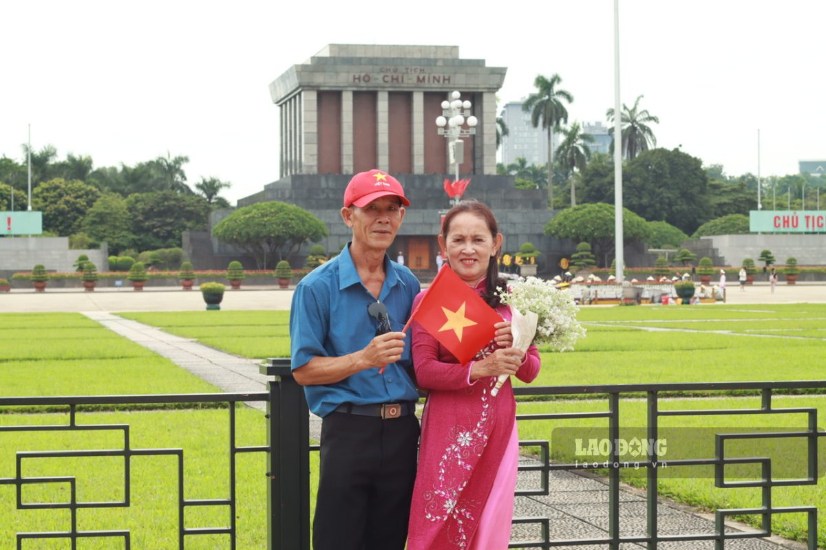 Ông Hoàng Văn Hồng và bà Nguyễn Thị Khánh chụp ảnh lưu niệm trước Lăng Chủ tịch Hồ Chí Minh. Ảnh: Nhân vật cung cấp