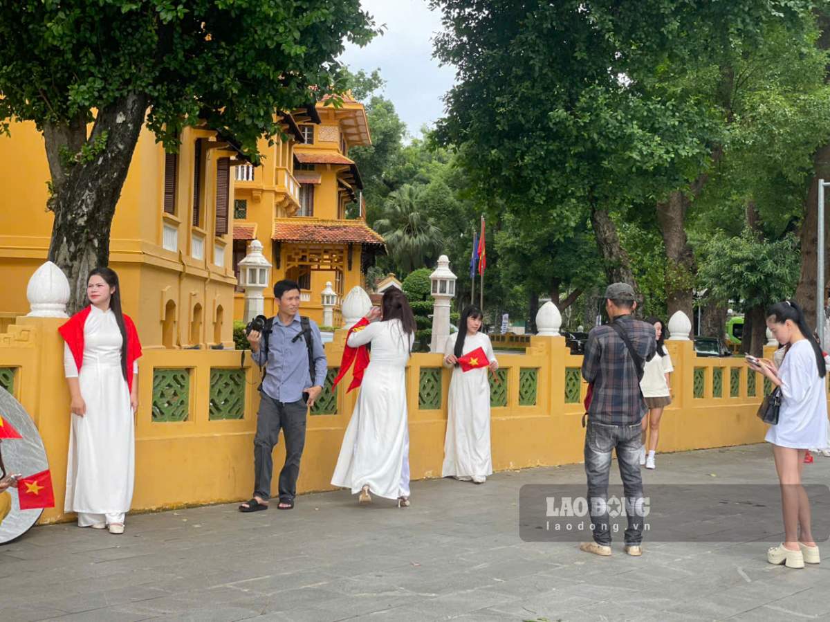 Visitors flock to Uncle Ho's Mausoleum to take photos before the September 2nd holiday. Photo: I La
