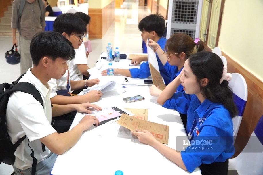 Sinh viên làm thủ tục nhập học vào Trường Đại học Sư phạm Hà Nội sáng 28.8. Ảnh: Tường Vân 
