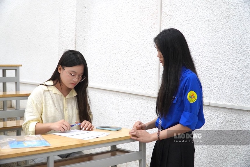 Tân sinh viên Trường Đại học Sư phạm Hà Nội làm thủ tục nhập học, đặt nhiều mục tiêu về học tập, rèn luyện và công việc sau khi tốt nghiệp.