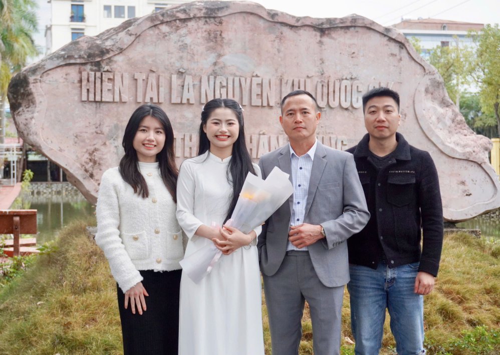 Nguyễn Thị Hồng (đứng giữa, mặc áo dài) cùng gia đình. Ảnh: Học viện Quân Y cung cấp