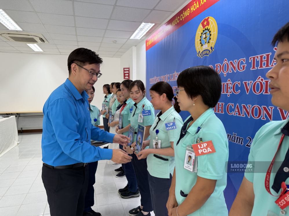 Mr. Nguyen Van Thang - Member of the Standing Committee of the Vietnam General Confederation of Labour, Chairman of the Hanoi Labor Federation presents gifts on National Day to workers in difficult circumstances of Canon Vietnam Co., Ltd. Photo: Kieu Vu