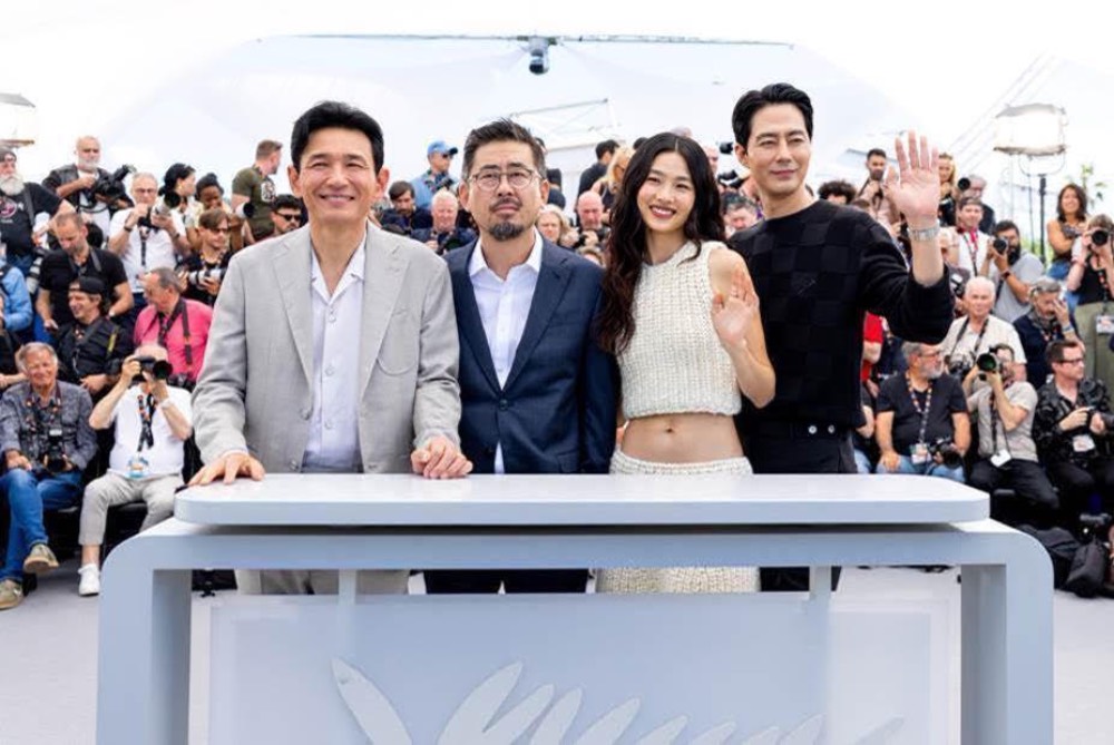 (từ trái qua) Hwang Jung-min, đạo diễn Na Hong-Jin, Hoyeon, Zo In-sung xác nhận sẽ tới Việt Nam vào dịp lễ Quốc khánh. Ảnh: Đoàn phim cung cấp