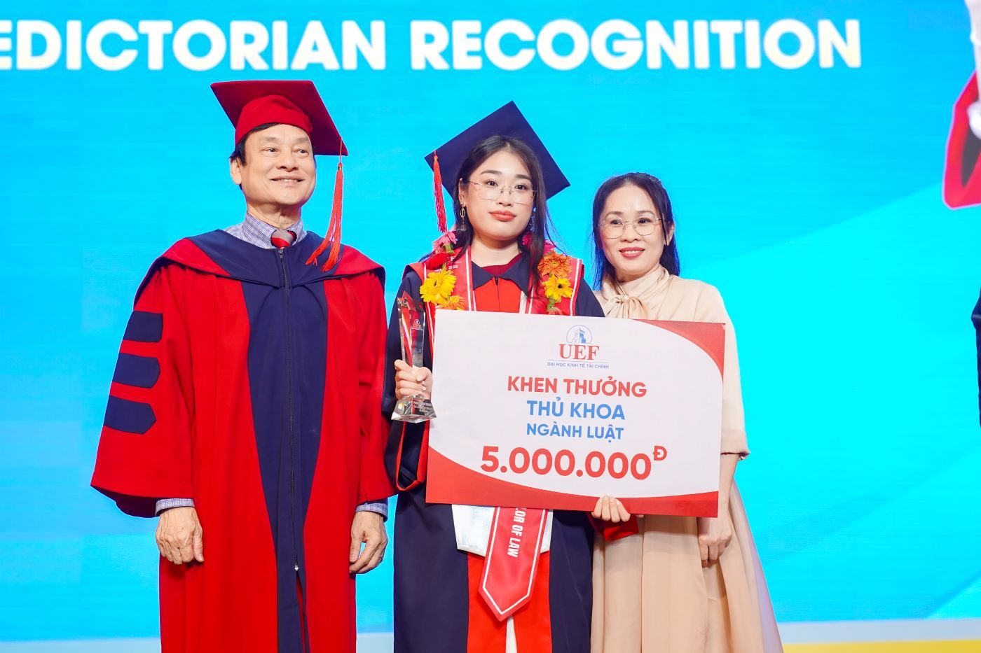 Pham Phuong Doanh (au milieu), majeure en droit, a obtenu GPA 3.96 et IELTS 8.0. Photo : UEF