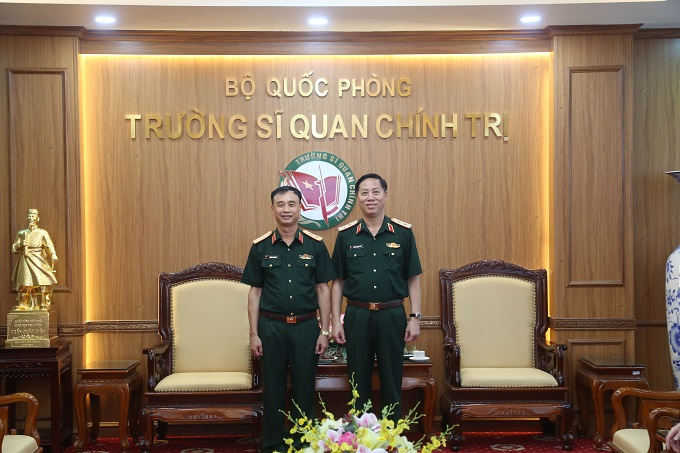 Assoc. Prof. Dr. Luong Thanh Han - Deputy Secretary of the Party Committee, Rector of the University of Politics (left) was promoted from Major General to Lieutenant General. Photo: University of Politics