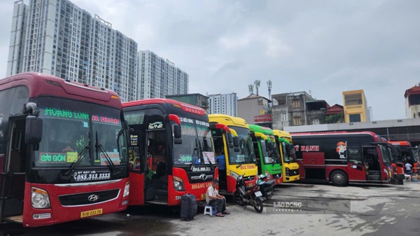 Muchas rutas de autobús de Hanoi están llenas de billetes durante el 2 de septiembre. Foto: Minh Hanh