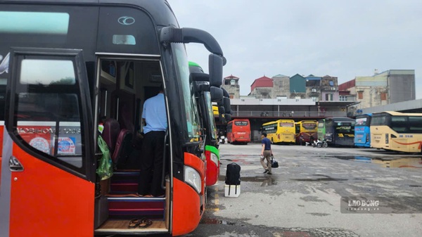 Xe khách kín vé, bến xe Hà Nội sẵn sàng tăng chuyến. Ảnh: Min Hạnh
