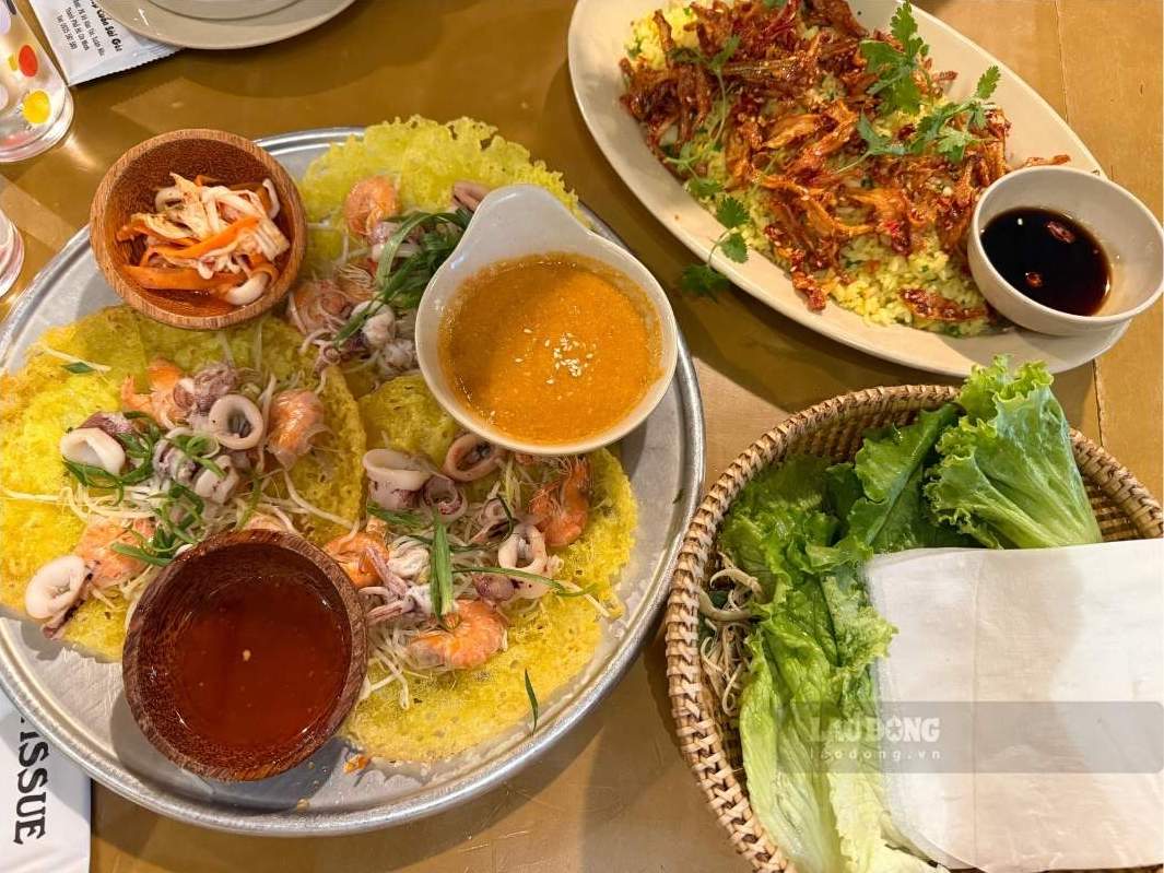 Bánh xèo giòn rụm, ăn kèm rau sống và nước chấm đậm đà, là món ăn được nhiều du khách yêu thích khi đến Đà Nẵng. Ảnh: Linh Đan